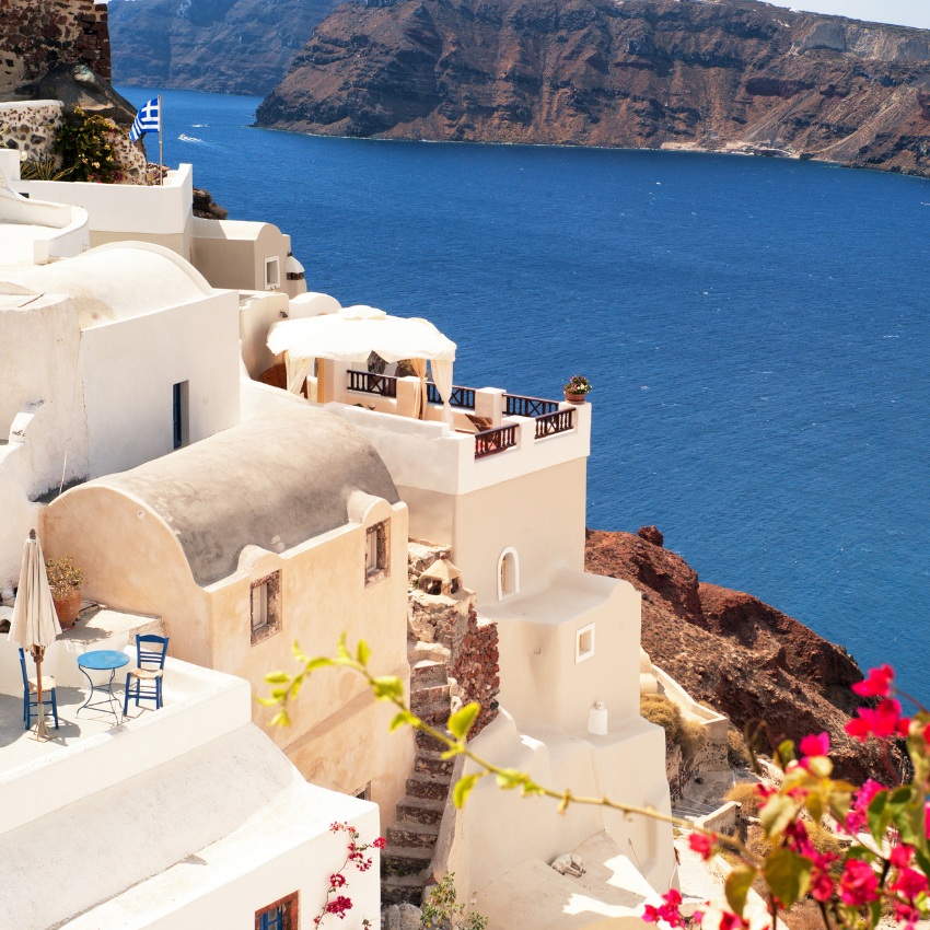 Oia: the iconic honeymooners’ spot for watching the sunset in Santorini