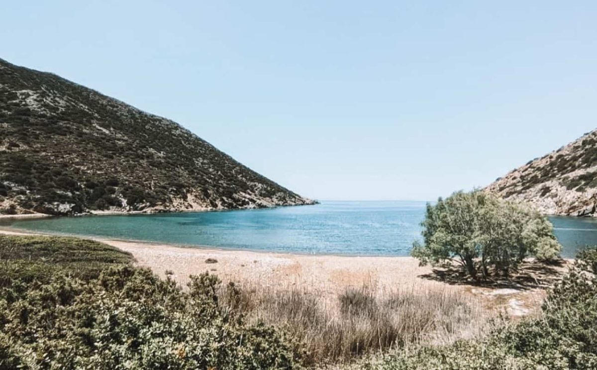 Monastiria beach, one of the beaches found in this Antiparos beach guide. 